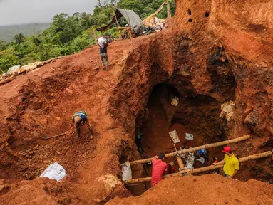 Sejumlah penambang emas liar saat mencari  emas dalam tambang Iron di kota Rosita di Wilayah Otonomi Utara Pantai Karibia di timur laut Nikaragua, (6/3). (AFP Photo / Inti Ocon)