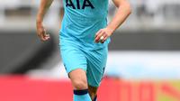 Striker Tottenham Hotspur, Inggris Harry Kane membawa bola saat bertanding melawan Newcastle United pada pertandingan lanjutan Liga Inggris di St James 'Park di Newcastle-upon-Tyne , Inggris (15/7/2020). Tottenham menang 3-1 atas Newcastle. (AFP/Michael Regan)