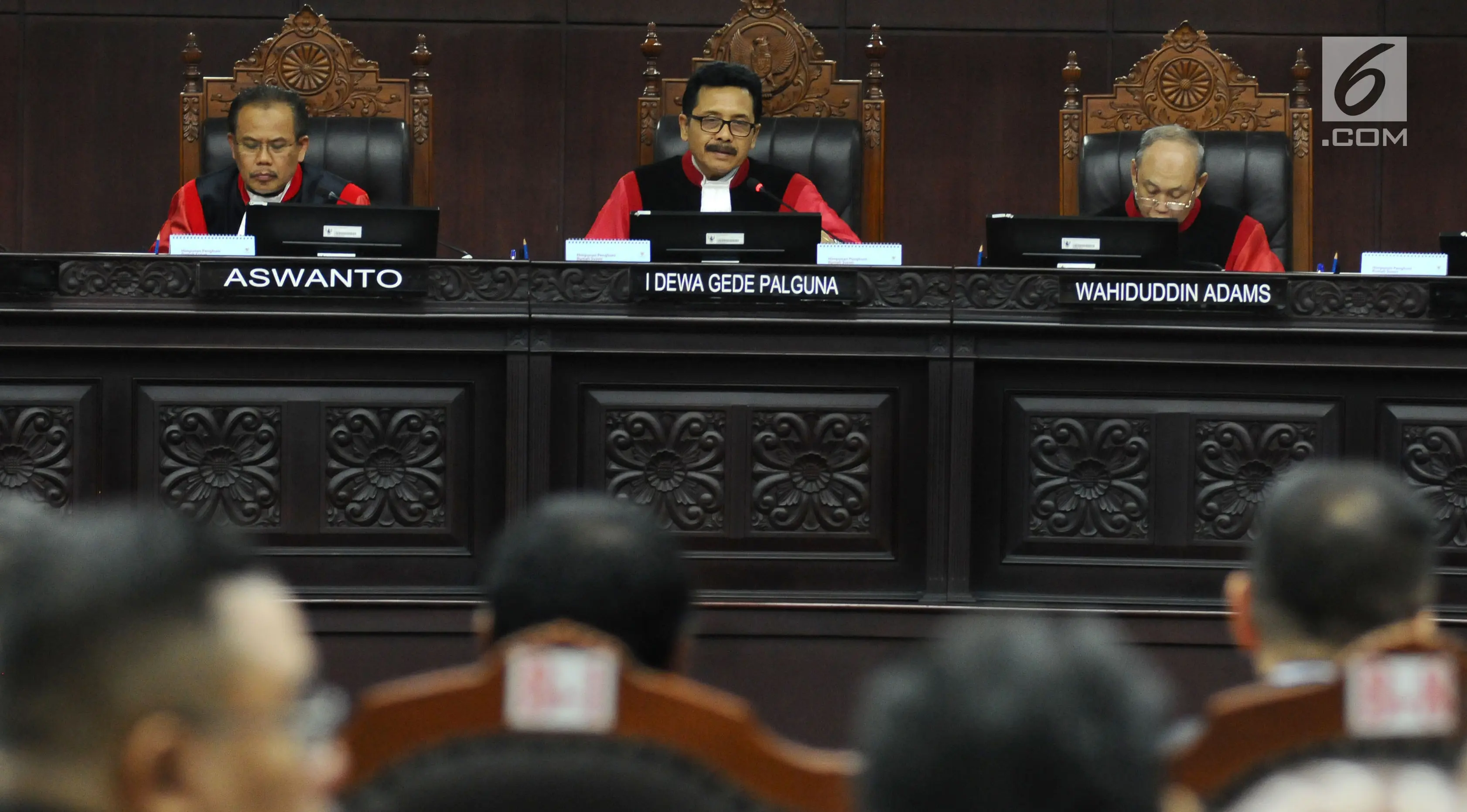 Hakim MK, I Dewa Gede Palguna (tengah) memimpin sidang perdana permohonan uji materi UU Nomor 7 Tahun 2017 tentang Penyelenggaraan Pemilu di Mahkamah Kontitusi, Jakarta, Selasa (5/9). Sidang membacakan nota pendahuluan. (Liputan6.com/Helmi Fithriansyah)