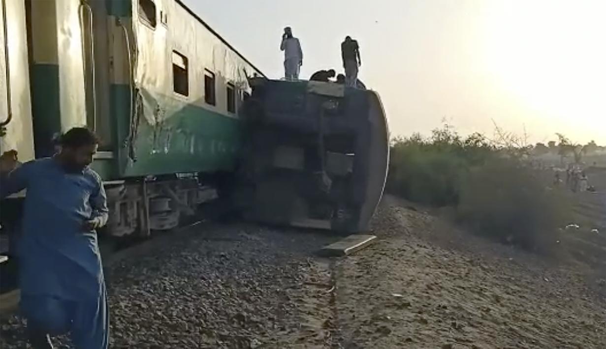 Gambar dari video ini, menunjukkan kereta setelah tabrakan di Ghotki, Pakistan, Senin (7/6/2021). Dua kereta ekspres bertabrakan di Pakistan selatan Senin pagi. (AP Photo)
