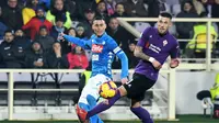 Pemain Fiorentina Cristiano Biraghi (kanan) berupaya menghalau umpan gelandang Napoli Jose Callejon saat kedua tim bertemu dalam lanjutan Liga Italia di Stadion Artemio Franchi, Sabtu (9/2/2019). Laga ini berakhir 0-0. (Claudio Giovannini / ANSA via AP)
