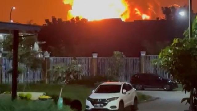 Kebakaran melanda gudang peluru Batalyon Artileri Medan (Yonarmed) 07/155 GS Kodam Jaya, Jawa Barat.