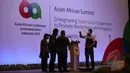 Sejumlah petugas mengecek pengeras suara di ruangan yang digunakan untuk pembukaan Asian-African Summit dalam rangka peringatan ke-60 Konferensi Asia Afrika di Jakarta Convention Centre, Jakarta, Selasa (21/4/2015). (Liputan6.com/Herman Zakharia)