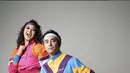 Bergaya 80's keduanya tampil nyentrik dengan track suit berwarna neon, lengkap dengan makeup dan gaya rambutnya. [Foto: Instagram/ DJ Winky]