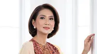 9 Inspirasi Model Tunik Batik Kombinasi Kain Polos untuk Usia 40-an, Gaya Simpel nan Mewah