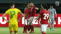 Pemain Timnas Indonesia merayakan kemenangan usai melawan Guyana pada laga persahabatan di Stadion Patriot Candrabhaga, Bekasi, Sabtu (25/11). Indonesia unggul 2-1. (Liputan6.com/Helmi Fithriansyah)