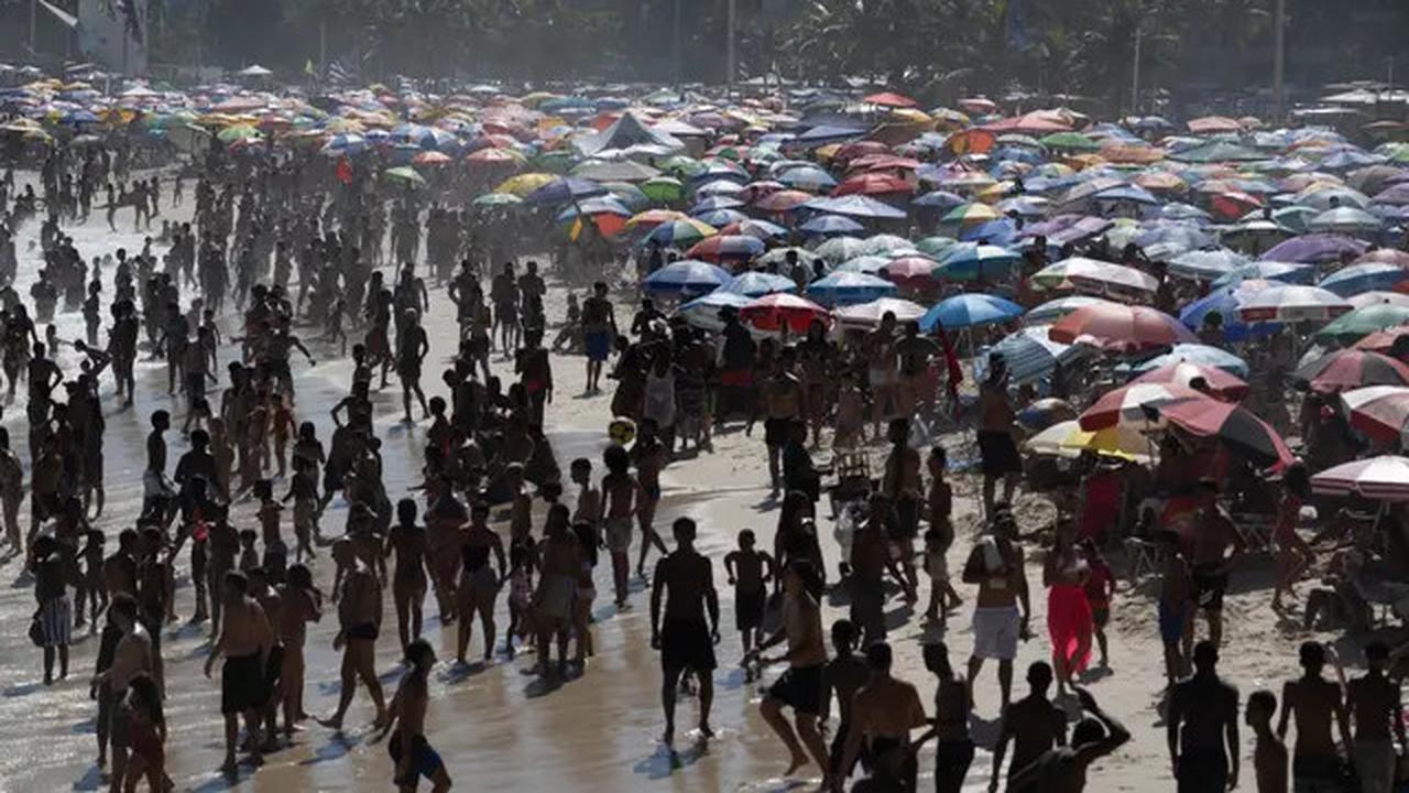 Cuaca Panas, Ribuan Orang Serbu Pantai Copacabana Brasil