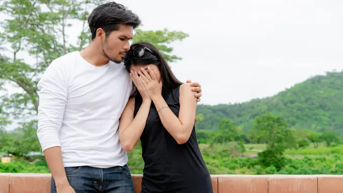 menangis di depan pasangan