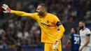 Samir Handanovic. Kiper Inter Milan berusia 37 tahun ini mampu membawa timnya menjuarai Serie A musim 2020/2021 lalu. Ia juga menjadi kiper dengan catatan clean sheets terbanyak di Serie A musim lalu dengan torehan 15 kali clean sheets. (AFP/Miguel Medina)
