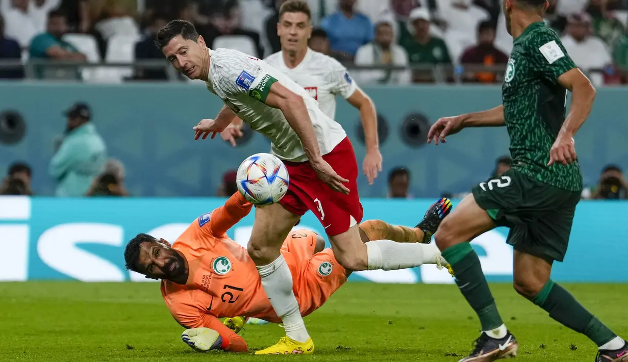 Tinggal berhadapan dengan kiper, Lewandowski tanpa kesulitan menceploskan bola ke gawang. Ini menjadi gol ke-77 Robert Lewandowski bagi Timnas Polandia, namun menjadi yang pertama di ajang Piala Dunia. (AP/Manu Fernandez)