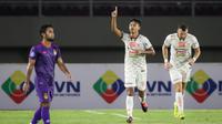 Pemain Persija Jakarta, Alfriyanto Nico (tengah) melakukan selebrasi usai mencetak gol penyeimbang 1-1 ke gawang Persik Kediri dalam laga pekan ke-10 BRI Liga 1 2021/2022 di Stadion Manahan, Solo, Sabtu (30/10/2021). (Bola.com/Bagaskara Lazuardi)