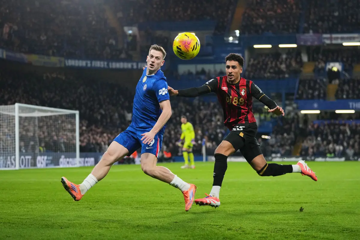 Pemain Chelsea, Liam Delap (kiri), berebut bola dengan pemain Bournemouth, James Hill