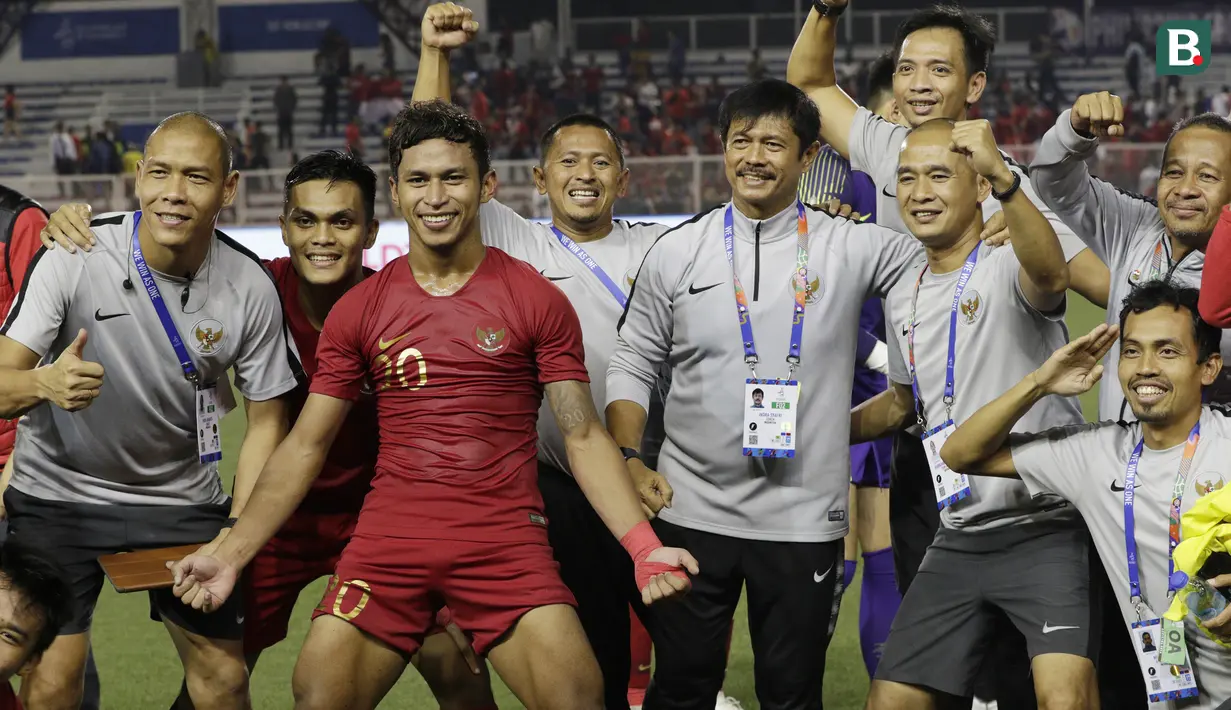Para pemain dan official Timnas Indonesia U-22 merayakan kemenangan atas Myanmar U-22 pada semifinal SEA Games 2019 di Stadion Rizal Memorial, Manila, Sabtu (7/12). Indonesia menang 4-2 atas Myanmar. (Bola.com/M Iqbal Ichsan)