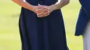 Dress biru menghiasi kecantikan Meghan Markle di polo cup pada Juli 2018. (REX/SHUTTERSTOCK/HollywoodLife)