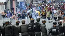 Suasana bentrokan antara demonstran dan polisi antihuru-hara saat aksi unjuk rasa anti-Presiden Nicolas Maduro di San Cristobal, Venezuela, (26/10). (REUTERS/Carlos Eduardo Ramirez)