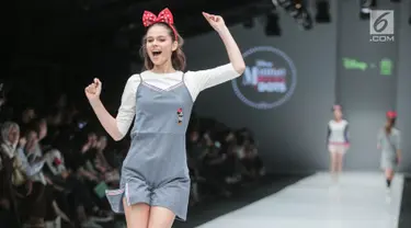 Model mengenakan baju koleksi Matahari Department Store pada Jakarta Fashion Week 2018 di Senayan City, Selasa (24/10). Mengangkat tema Rocks & Fun, koleksi tersebut menandai lima tahun keikutsertaan Matahari dalam ajang JFW. (Liputan6.com/Faizal Fanani)