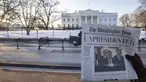 Surat kabar tiruan The Washington Post yang memberitakan Presiden Donald Trump mengundurkan diri beredar di Washington, DC, Rabu (16/1). Surat kabar bertanggal 1 Mei 2019 itu mirip dengan salinan asli The Washington Post (Tasos Katopodis/Getty Images/AFP)