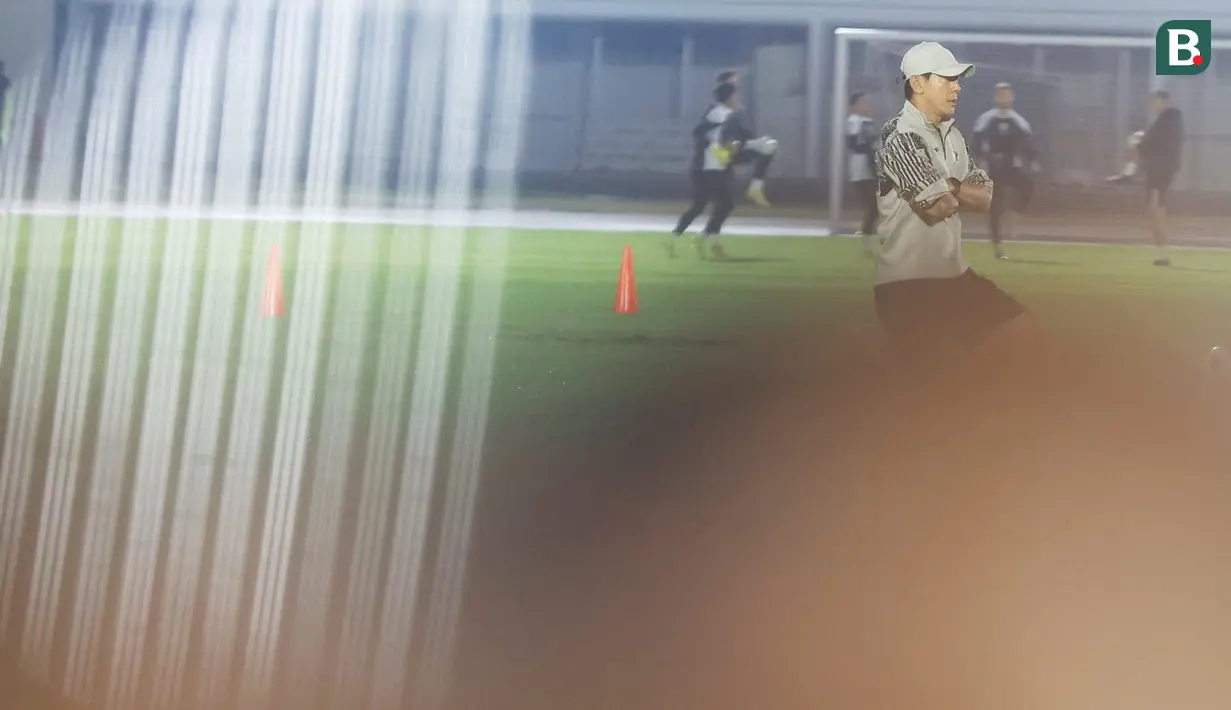 <p>Pelatih kepala Timnas Indonesia, Shin Tae-yong saat memimpin sesi official training di Stadion Madya, Senayan, Jakarta, Senin (9/9/2024) jelang menghadapi Australia dalam laga kualifikasi Piala Dunia 2026 yang akan digelar Selasa (10/9/2024). (Bola.com/M Iqbal Ichsan)</p>