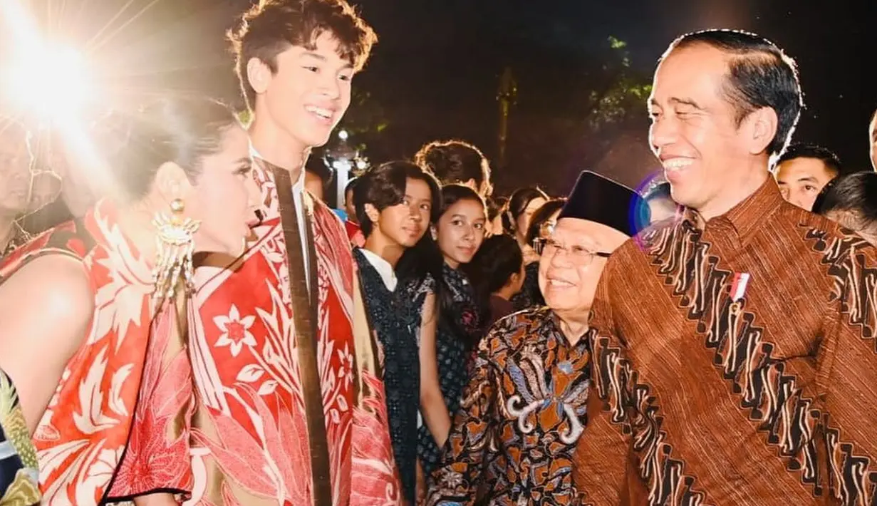 Maudy senang melihat putranya begitu senang saat bersalaman dengan Presiden Jokowi. "Ga nyangka banget dapat kesempatan bertemu langsung dgn @Jokowi. Seneng deh, liat senyum lebar anak semata wayang saat salim Kepala Negara," tulis Maudy membagikan beberapa potretnya. [Instagram/maudykoesnaedi]