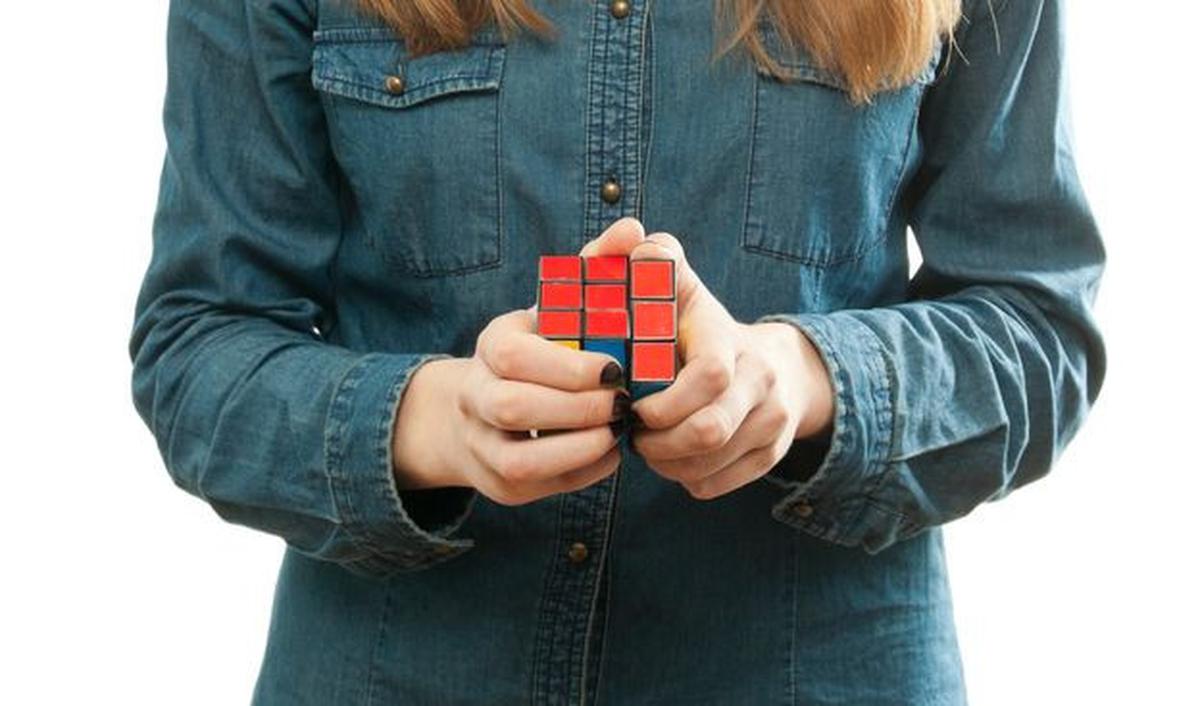 1. R (Right): memutar sisi kanan rubik searah jarum jam.