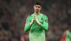 Kiper Real Madrid, Thibaut Courtois, meninggalkan lapangan setelah pertandingan Liga Champions antara Liverpool dan Real Madrid di Liverpool, Inggris, Rabu (5-11-2025) dini hari WIB. (Foto AP/Jon Super)