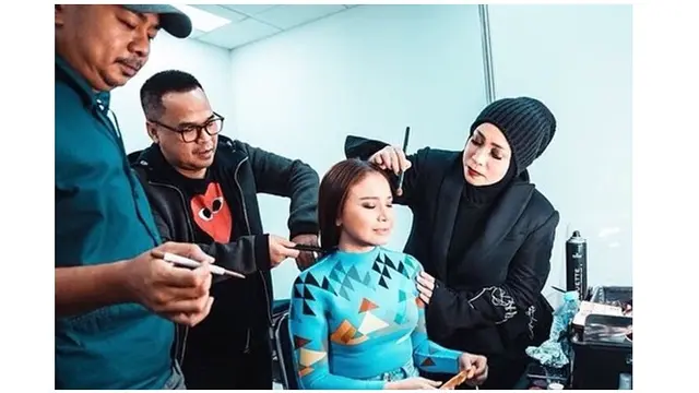 Bahkan Rossa mempercayai Melly Goeslaw untuk urusan makeup.
