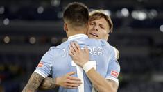 Striker Lazio, Joaquin Correa (depan) bersama Ciro Immobile merayakan gol kedua Lazio yang dicetaknya ke gawang AC Milan dalam laga lanjutan Liga Italia 2020/2021 pekan ke-33 di Olimpico Stadium, Roma, Senin (26/4/2021). Lazio menang 3-0 atas AC Milan. (AP/Gregorio Borgia)