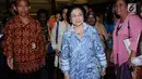 Presiden kelima RI Megawati Soekarnoputri usai menghadiri pembukaan Festival Prestasi Indonesia di JCC Jakarta, Senin (21/8). Festival dibuka oleh Menko Kemaritiman Luhut B Pandjaitan. (Liputan6.com/Helmi Fithriansyah)