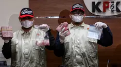 Petugas menunjukkan uang hasil OTT KPK di Balikpapan, Kaltim, Jakarta, Sabtu (4/5/2019). KPK mengamankan uang 100 juta serta hakim PN Balikpapan atas nama Kayat dan dua orang lainnya yang menjadi tersangka adalah Pengacara Jhonson Siburian dan warga bernama Sudarman. (Liputan6.con/Johan Tallo)