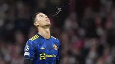Manchester United hanya mampu bermain imbang 1-1 kala menyambangi markas Atletico Madrid dalam leg pertama babak 16 Besar Liga Champions 2021/2022, Rabu (23/2/2022). Sang bintang, Cristiano Ronaldo tak berkutik di hadapan klub yang sempat jadi lawan favoritnya. (AP/Manu Fernandez)