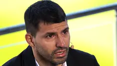 Striker Barcelona Sergio Aguero menangis saat konferensi pers di stadion Camp Nou di Barcelona, Spanyol, Rabu (15/12/2021). Sergio Aguero telah mengumumkan pengunduran dirinya dari sepak bola pada hari Rabu karena penyakit jantung. (AP Photo/Emilio Morenatti)
