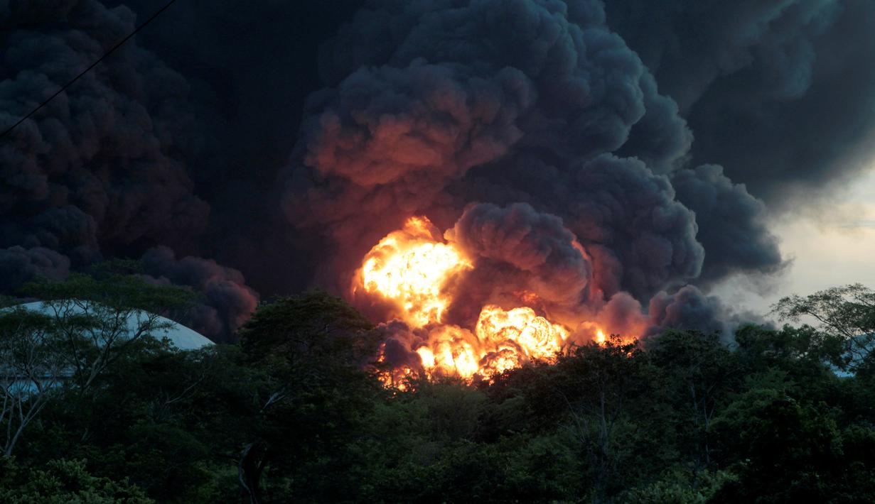 Kobaran api dan kepulan asap tebal membumbung tinggi di Puerto Sandino, Leon, Nikaragua, (18/8). Tidak ada laporan korban jiwa dalam insiden meledaknya tangki bahan bakar berkapasitas 144.000 barel tersebut. (REUTERS/ Oswaldo Rivas)