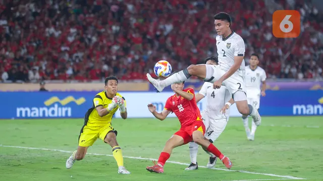 Foto: Perjuangan Bek Timnas Indonesia U-23 saat Menghalau Serangan Vietnam