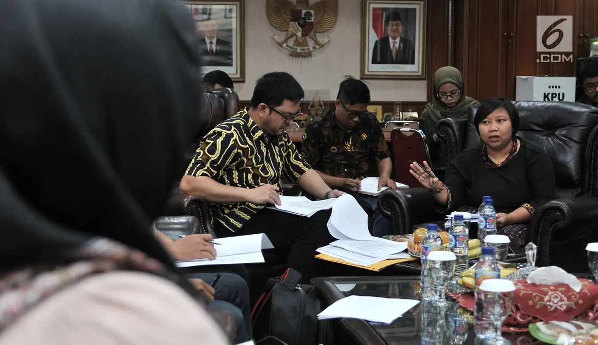 Ketua Pusat Studi Migrasi Migrant Care Anis Hidayah berbincang dengan Komisioner Viryan Aziz Aziz saat audiensi di Kantor KPU, Jakarta, Senin (20/8). (merdeka.com/ Iqbal S. Nugroho)