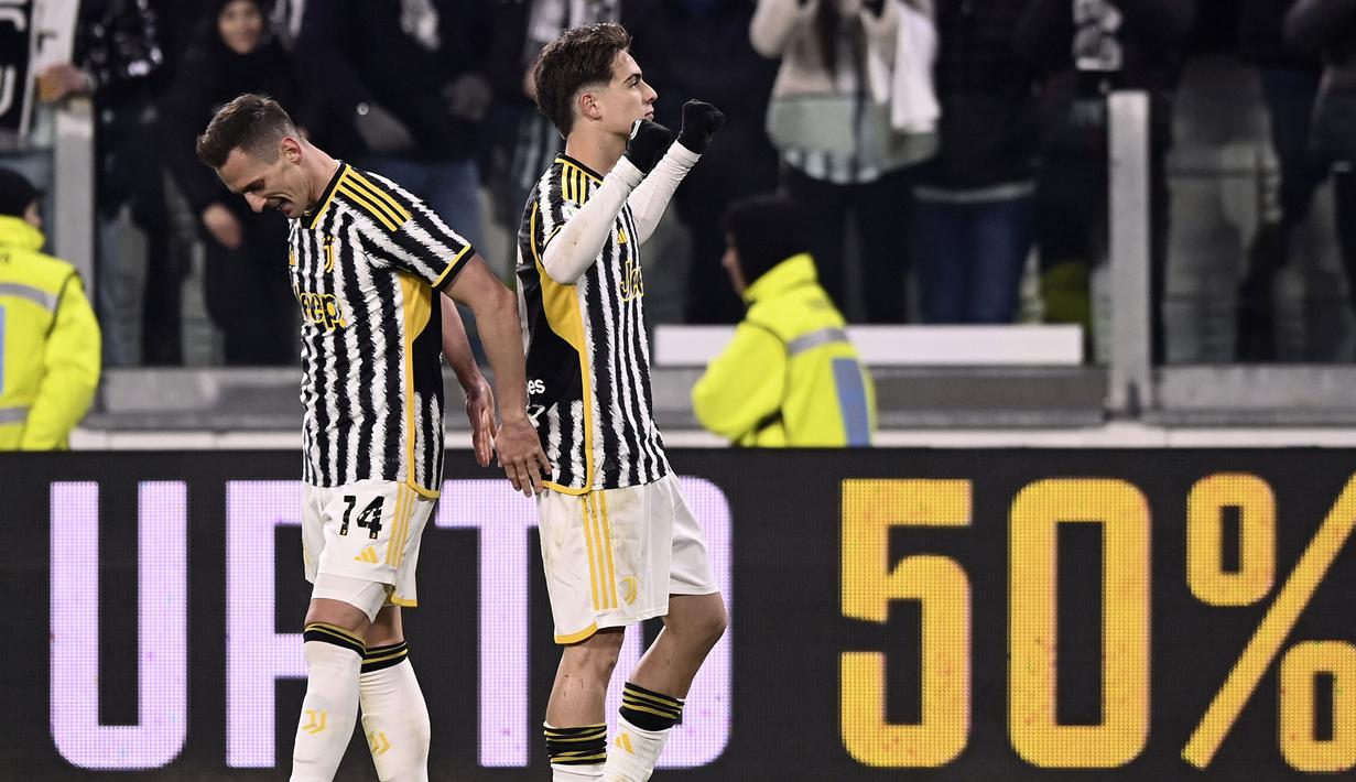 Pemain Juventus, Arkadiusz Milik (kiri) merayakan gol yang dicetak oleh Kenan Yildiz (kanan) pada babak perempat final Coppa Italia melawan Frosinone di Allianz Stadium, Juventus, Jumat (12/01/2024) dini hari WIB. Juventus menang dengan skor 4-0. (AP Photo/LaPresse/Fabio Ferrari)