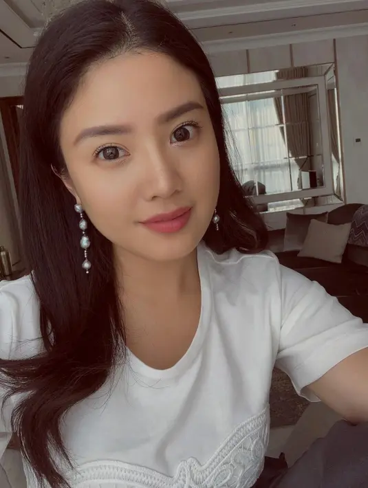 Valencia Tanoesoedibjo juga tampak lebih senang membiarkan rambut panjangnya yang indah tergerai natural. Foto: Instagram.