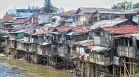 Suasana permukiman kumuh bantaran kali ciliwung di kawasan Manggarai, Jakarta, Sabtu (9/1). Tahun ini, akan ditangani kawasan kumuh perkotaan seluas 2.564 Ha dengan anggaran Rp 318,3 miliar. (Liputan6.com/Faizal Fanani)