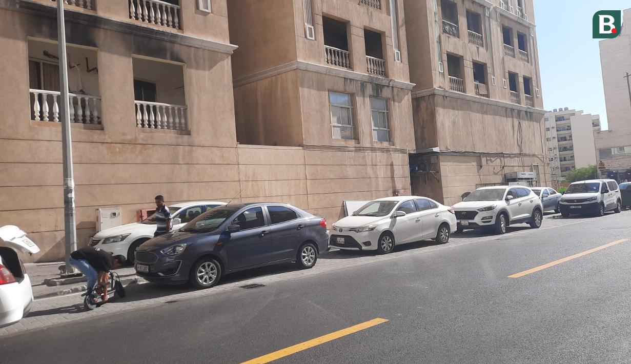 Setiap kali Bola.com akan meliput melalui jalanan menuju Doha Metro untuk naik bus, terlihat banyak mobil berjejer namun terlihat sangat kotor. Tentu hal itu menjadi pertanyaan. Apakah di Qatar orang malas untuk mencuci mobil dan mengapa tidak membawanya ke tukang cuci mobil? (Bola.com/Hendry Wibowo)