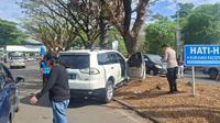 Seorang pria bermukena melakukan percobaan perampokan mobil di Jalan Poros Bandara Baru Sultan Hasanuddin, Makassar. (Liputan6.com/ Fauzan)