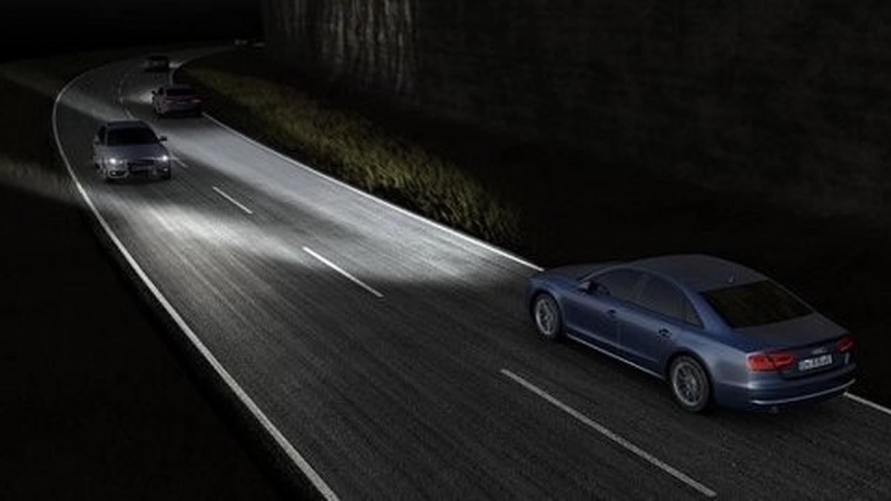 Menggunakan lampu high beam