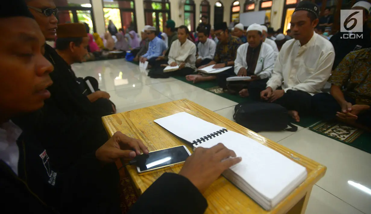 Penyadang tunanetra dari ITMI bertadarus Alquran braile di Masjid Raya Cipinang Muara, Jakarta, Sabtu (2/6). Peserta berasal dari Bangka Belitung, Sumbar, DKI Jakarta, Jabar, Jateng, DIY, dan Kalimantan Barat dan lain-lain. (Merdeka.com/Imam Buhori)
