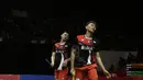 Ganda putra Indonesia, Fajar Alfian/Muhammad Rian, saat menghadapi Fajar Mohammad Ahsan/Hendra Setiawan, pada laga Indonesia Masters 2020 di Istora Senayan, Jakarta, Sabtu (18/1). Ahsan/Hendra menang tiga gim dengan skor 21-12, 18-21, dan 21-17. (Bola.com/Yoppy Renato)