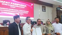 Rapat Paripurna DPRD Kudus mengusulkan pemberhentian Bupati Hartopo (dua dari kanan) yang habis masa jabatannya. (Liputan6.com/Arief Pramono)