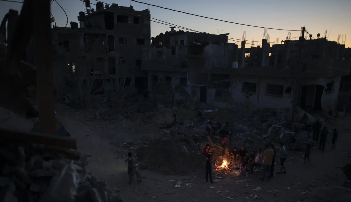 Warga Palestina bermalam di samping rumah mereka yang hancur baru-baru ini di kota Beit Hanoun, Jalur Gaza utara, Rabu (26/5/2021). Serangan udara Israel selama 11 hari ke Jalur Gaza mengakibatkan ratusan jiwa tewas, ribuan rumah dan bangunan hancur. (AP Photo/Khalil Hamra)