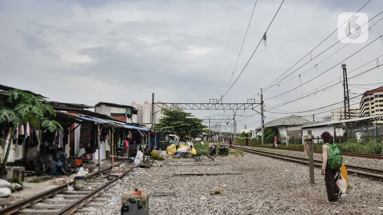 Potret Pemukiman di Bantaran Rel Kereta