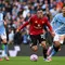 Gelandang Manchester United asal Uruguay #25, Manuel Ugarte (2 dari kiri), berlari ke arah bek Manchester City asal Portugal #03, Ruben Dias (kanan), sementara gelandang Manchester City asal Inggris #47, Phil Foden (kiri), dan gelandang Manchester City asal Belanda #04, Tijjani Reijnders (2 dari kanan), menyaksikan pertandingan&nbsp;Premier League&nbsp;antara Manchester City dan Manchester United di Stadion Etihad di Manchester, Inggris barat laut, pada 14 September 2025. (Oli SCARFF/AFP)