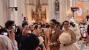 16. Beberapa tahun pacaran, artis cantik Chelsea Islan dan Rob Clinton akhirnya menikah.  Keduanya mengucapkan janji suci pernikahan di Gereja Katedral pada 8 Desember. Pemberkatan pernikahan digelar tertutup hanya dihadiri keluarga dan teman dekat. [instagram/darejow]
