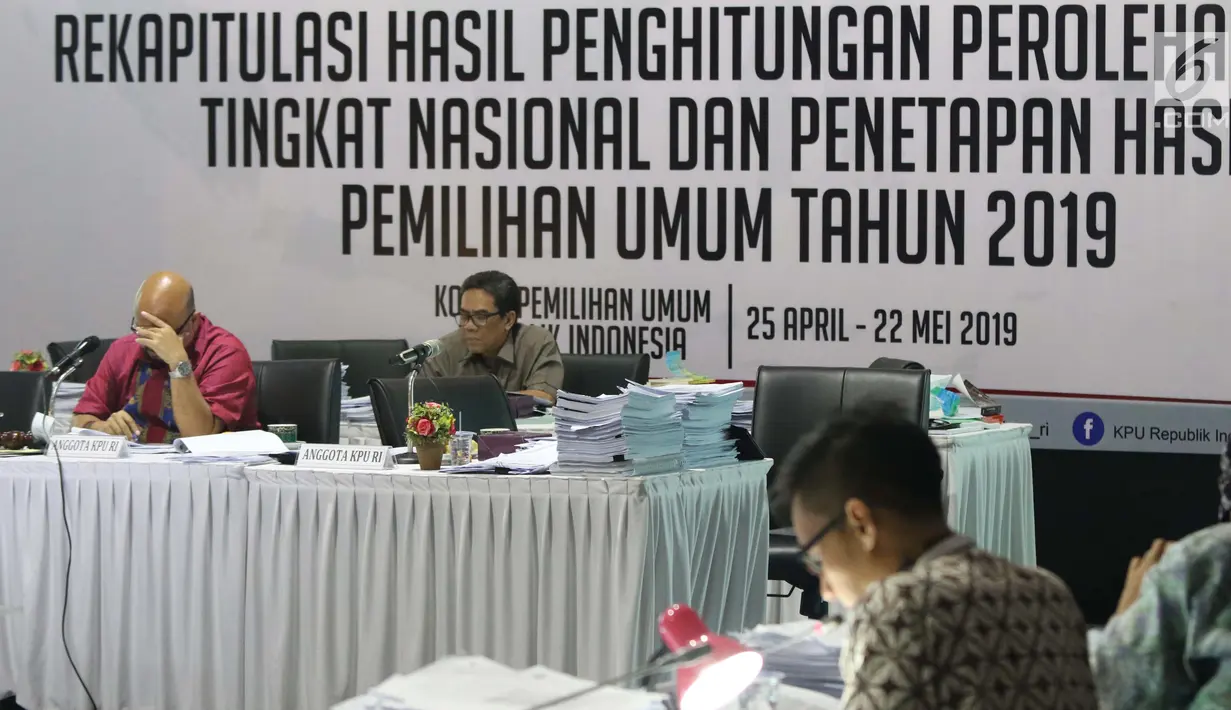 Komisioner KPU RI, Ilham Saputra (kiri) memimpin rapat Rekapitulasi Hasil Penghitungan Perolehan Suara Tingkat Nasional dan Penetapan Hasil Pemilihan Umum Tahun 2019, Jakarta, Rabu (7/5/2019). Rapat masih membahas dan menetapkan hasil perolehan suara dari PPLN. (Liputan6.com/Helmi Fithriansyah)