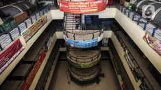 Suasana Pasar Cipulir, Jakarta, Rabu (7/7/2021). Pemberlakuan Pembatasan Kegiatan Masyarakat (PPKM) Darurat pada tanggal 3 sampai 20 Juli 2021 untuk menekan penyebaran COVID-19 berdampak pada ditutupnya Pasar Cipulir. (Liputan6.com/Johan Tallo)