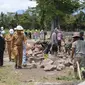 Wakil Bupati Garut Helmi Budiman tengah meninjau progres pembangunan proyek revitalisasi kawasan wisata Situ Bagendit, Garut, Jawa Barat. (Liputan6.com/Jayadi Supriadin)